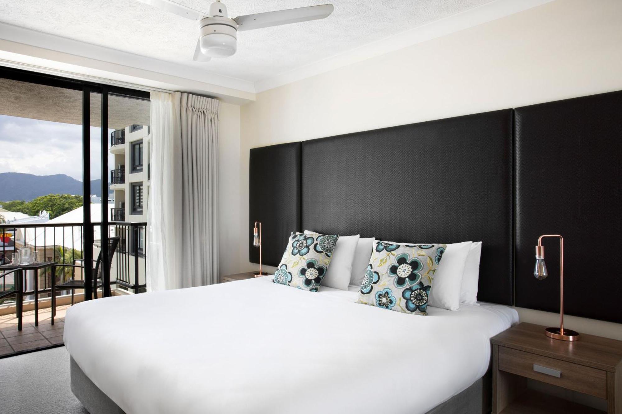 Mantra Esplanade Hotel Кернс Екстериор снимка